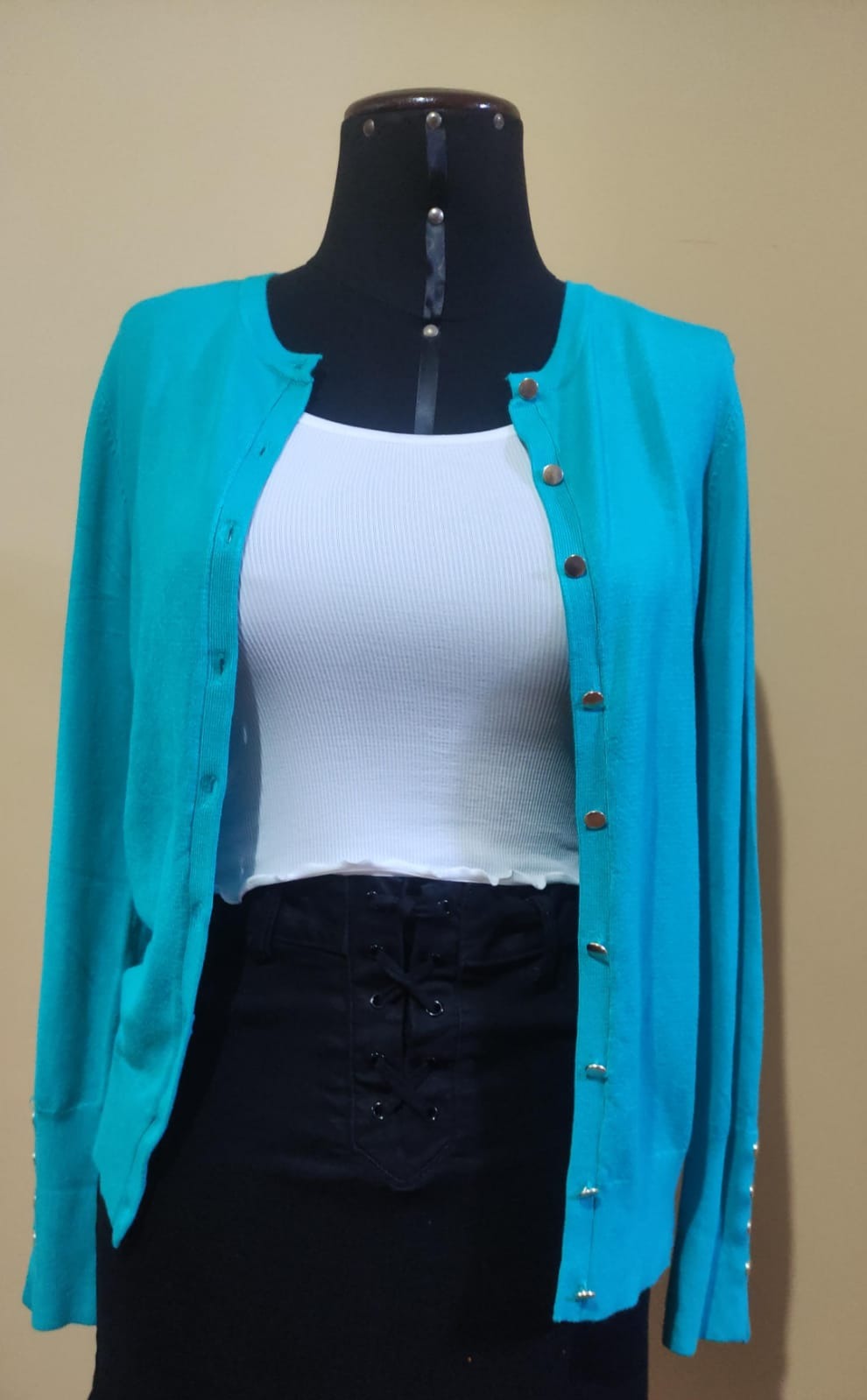 CARDIGAN HILO CON BOTES BASEMENT