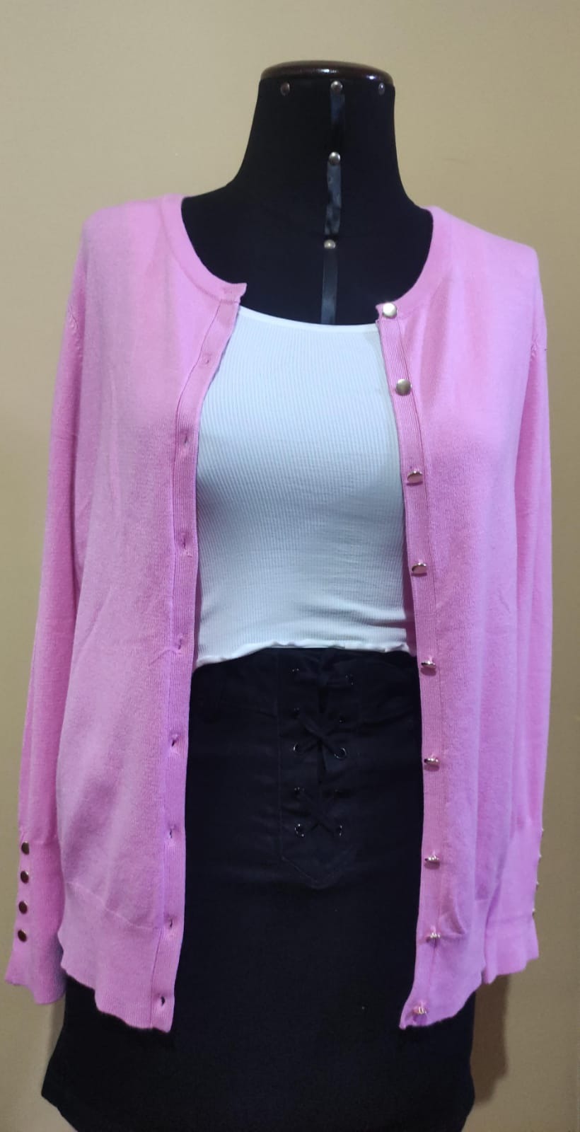 CARDIGAN HILO CON BOTES BASEMENT